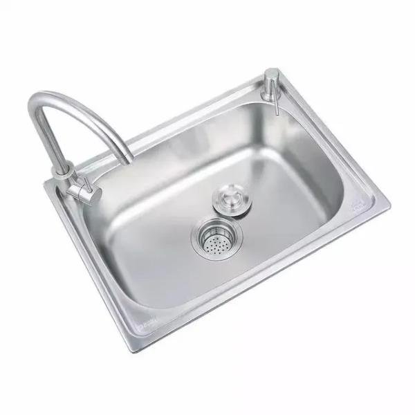 vegetable washing sink in the middle of the pool